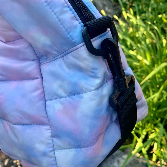 VICTORIA SECRET 🎀 “PINK” PURPLE,PINK & BLUE TIE DYE QUILTED DUFFLE BAG TOTE-NEW - Picture 4 of 7